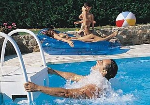 Protiproud integrovaný do schůdků - bazény (DESJOYAUX)