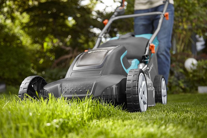 Trávník - první jarní péče o trávník: akumulátorová sekačka (GARDENA) Trávník - první jarní péče o trávník: akumulátorová sekačka (GARDENA)