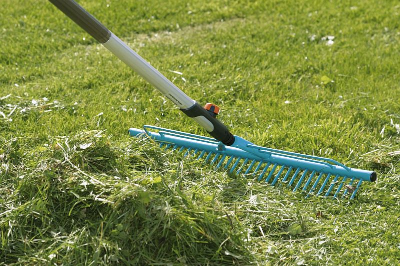 Trávník - první jarní péče o trávník: hrábě na trávník (GARDENA) Trávník - první jarní péče o trávník: hrábě na trávník (GARDENA)